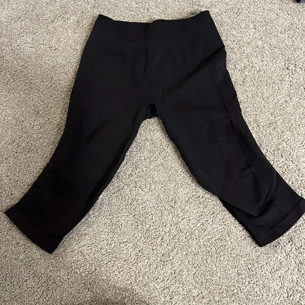 Lululemon seamless cropped leggings. Gusseted crotch. Thick fabric. Size 8-10